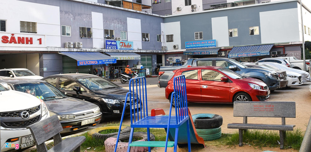 Ôtô đậu đỗ lấn chiếm khu vực sân vui chơi trẻ em, sinh hoạt của người dân chung cư. Theo ông Bảo, thời điểm mở bán, trung bình mỗi căn nhà ở xã hội ở chung cư Long Thịnh có giá ưu đãi trung bình từ 250 đến 350 triệu đồng dành cho người thu nhập thấp, công nhân nghèo nhưng giờ đây nhiều người tại đây sắm ôtô đắt tiền là điều kỳ lạ.