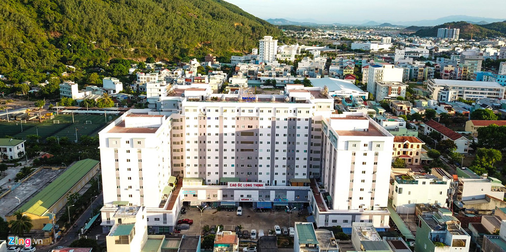 Cuối năm 2016, chung cư Long Thịnh (phường Ghềnh Ráng, TP Quy Nhơn, Bình Định) dành cho người thu nhập thấp được đưa vào sử dụng. Sau 3 năm, chung cư dành cho người thu nhập thấp này xảy ra nhiều vấn đề phức tạp, còn người dân bức xúc về vấn đề ô nhiễm môi trường, đỗ ôtô trái phép tràn lan.