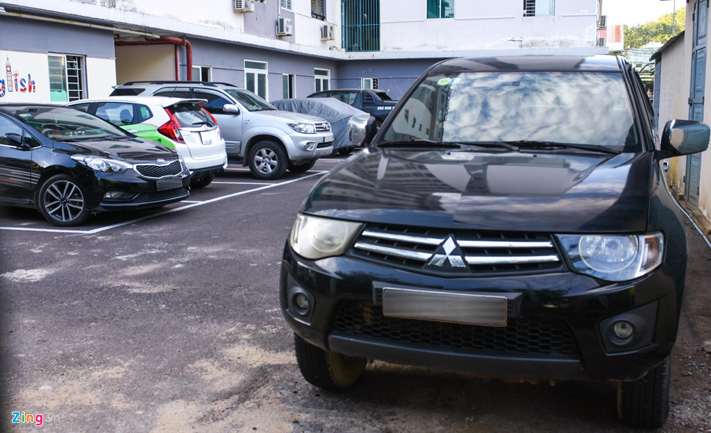 Hàng chục ôtô đắt tiền chen chúc trong khu vực phía sau khu chung cư.