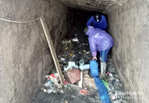 Công nhân thủy lợi ở Quỳnh Lưu phải dọn rác trong lòng cống lấy nước tưới ở xã Quỳnh Thạch. Ảnh:P.V Trao đổi với PV, ông Đào Xuân Sơn - Trưởng phòng Tài nguyên và Môi trường huyện Quỳnh Lưu cho biết:"Việc bãi rác Ngọc Sơn ngừng hoạt động khiến cho vấn đề tìm ra phương án xử lý rác thải của huyện Quỳnh Lưu rất khó khăn và chúng tôi đang lúng túng trong vấn đề này".