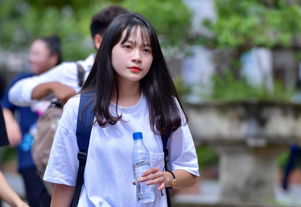 Một thí sinh xinh đẹp khác bước ra phòng thi khá sớm (9h15). "Vì em ôn tất cả các tác phẩm, nên không bị lệch tủ. Đề thi thật cũng dễ hơn rất nhiều so với đề thi thử. Các bạn trong phòng em đều làm được bài", nữ sinh chia sẻ. Ảnh Lao Động