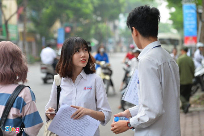 Các thí sinh vui vẻ vì làm được bài. Ảnh Zing