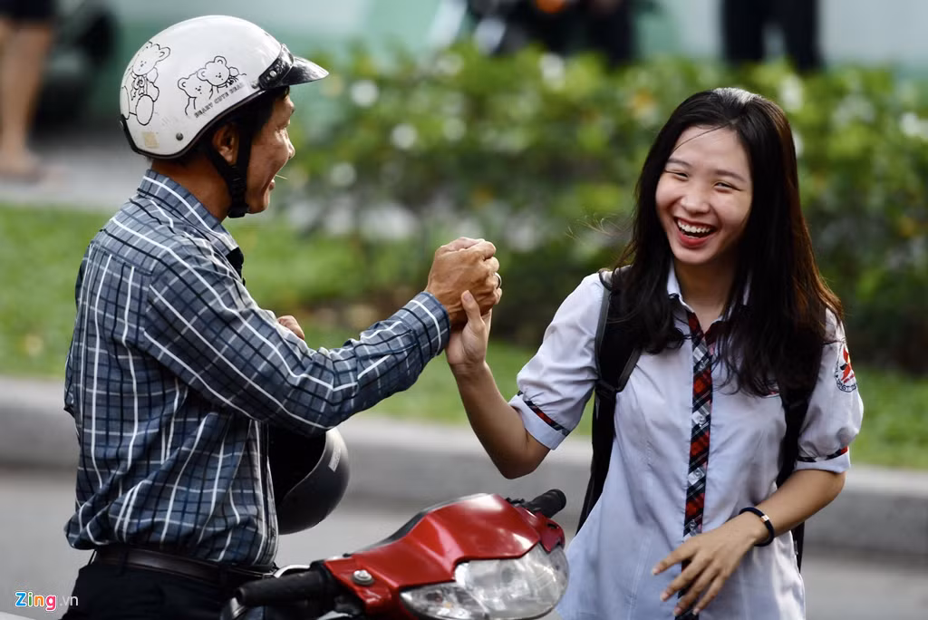 Thí sinh và phụ huynh vui vẻ sau môn thi đầu tiên kỳ thi THPT quốc gia 2019.