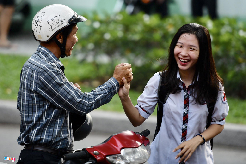 Thí sinh và phụ huynh vui vẻ sau môn thi đầu tiên kỳ thi THPT quốc gia 2019.