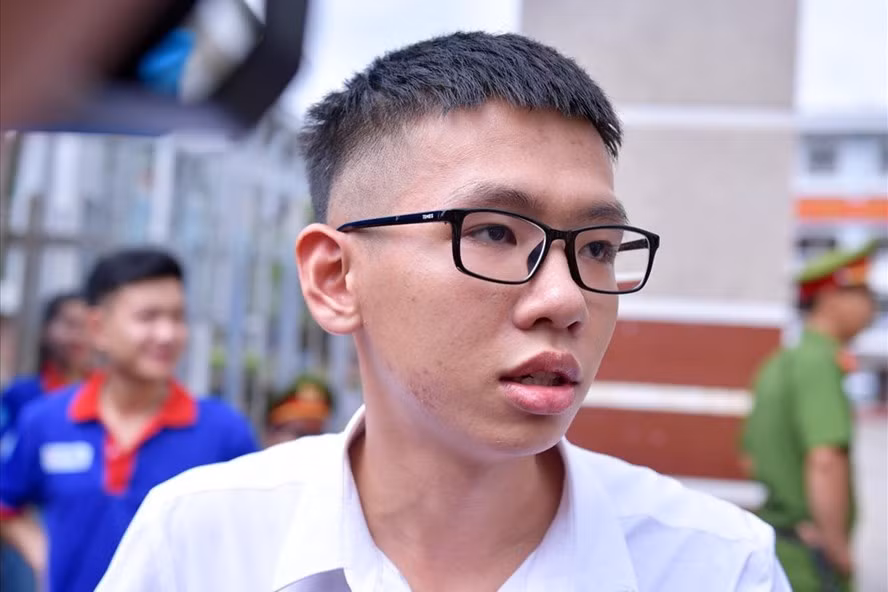 Thí sinh ở Hà Giang chia sẻ về đề thi Ngữ văn THPT quốc gia 2019. Ảnh: Cường Ngô/ Lao Động