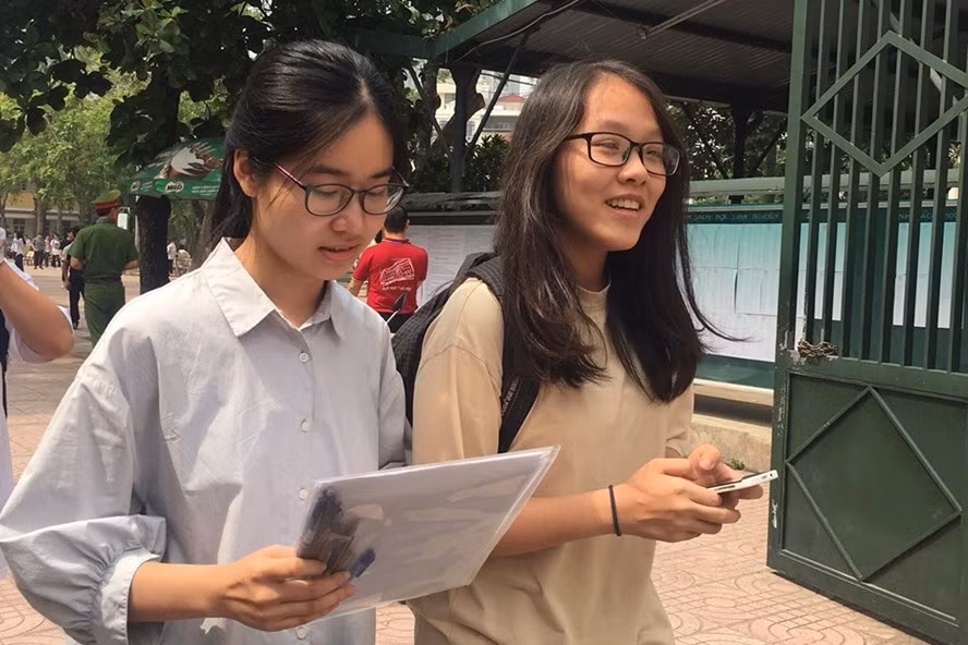 Thí sinh sau khi làm xong bài thi Ngữ Văn. Ảnh: Thảo Anh/ Lao Động