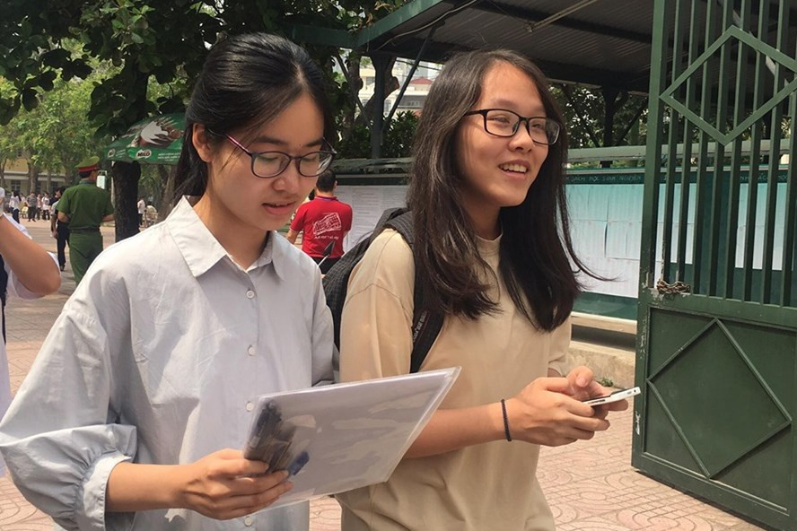 Thí sinh sau khi làm xong bài thi Ngữ Văn. Ảnh: Thảo Anh/ Lao Động