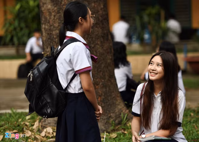 Các thí sinh trao đổi về bài thi sau khi hết giờ. Ảnh Zing