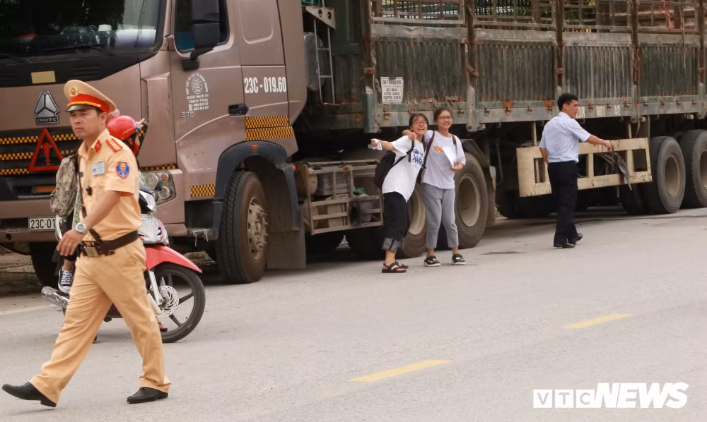 Thậm chí, khi ra về các nữ sinh vẫn còn vẫy nhau vì hoàn thành tốt bài thi đầu tiên. Ảnh VTC