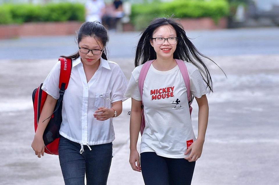 Kết thúc môn thi Ngữ văn, rất nhiều thí sinh tại điểm thi Trường THPT chuyên Hà Giang bước ra khỏi cổng với tâm trạng hào hứng, phấn khởi vì làm được bài. Ảnh Lao Động