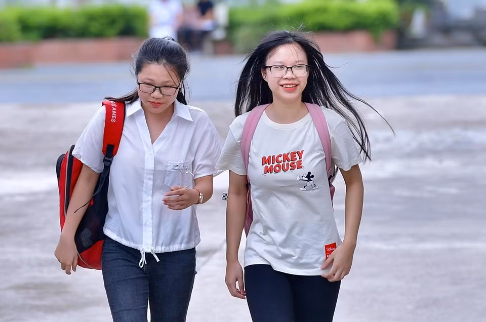 Kết thúc môn thi Ngữ văn, rất nhiều thí sinh tại điểm thi Trường THPT chuyên Hà Giang bước ra khỏi cổng với tâm trạng hào hứng, phấn khởi vì làm được bài. Ảnh Lao Động