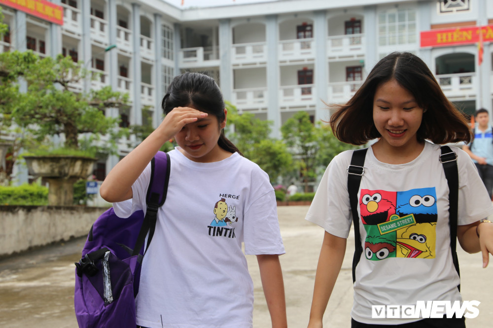 Theo nhận định của các thí sinh, đề Ngữ văn năm nay không quá khó. "Câu nghị luận xã hội đề cập sức mạnh ý chí con người. Phần tự luận 5 điểm hỏi về tác phẩm "Ai đã đặt tên cho dòng sông, yêu cầu thí sinh nêu cảm nhận của anh chị về hình ảnh sông Hương qua cái nhìn của Hoàng Phủ Ngọc Tường. Em thấy đề thi năm nay "dễ thở" hơn so với năm ngoái, vì vậy em làm bài xong sớm", một thí sinh vui mừng chia sẻ. Ảnh VTC