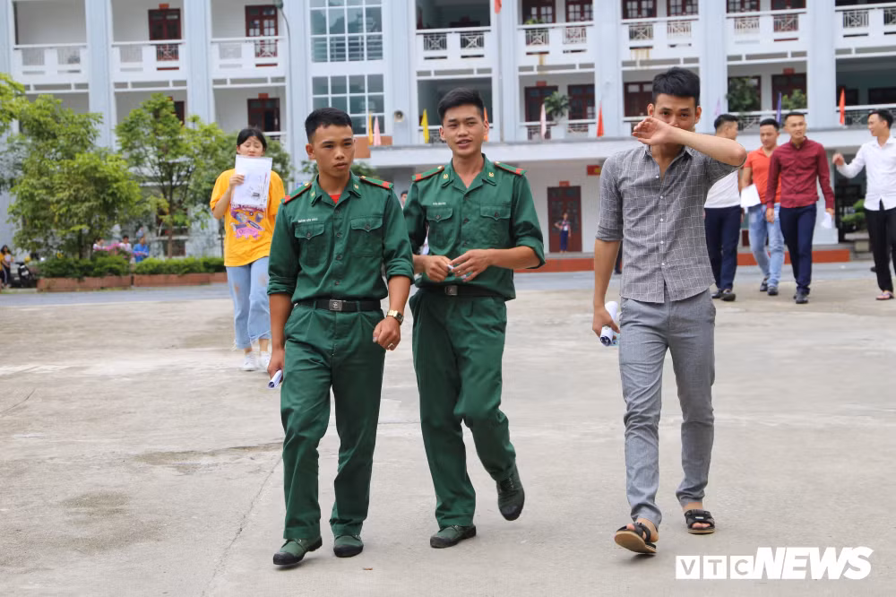 Thí sinh tại ngũ Hoàng Văn Hồng chia sẻ, thời gian ôn tập của cậu ít hơn so với các bạn đang đi học (ngày làm nhiệm vụ, đêm về ôn luyện trong vòng 2 tháng) nên Hồng không tự tin với môn Văn sáng nay. Cậu chỉ làm được 50-60% bài thi. Ảnh VTC