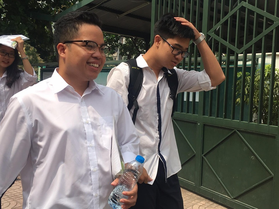 Nhiều thí sinh tỏ ra thoải mái sau khi làm xong bài thi môn Văn. Ảnh: Thảo Anh/ Lao Động