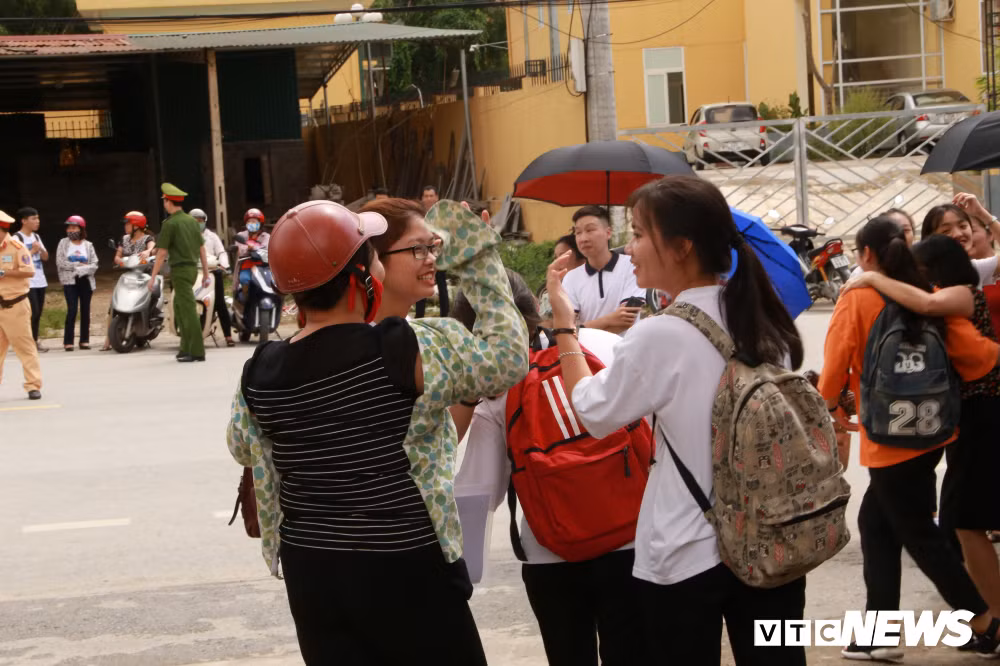 Nhóm thí sinh ôm nhau ăn mừng với phụ huynh sau khi ra khỏi phòng thi. Ảnh VTC