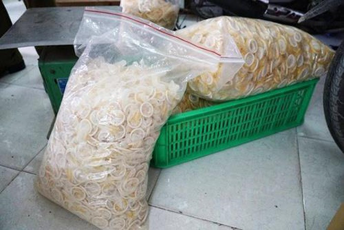 Bao cao su gia va gel boi tron tron hoa chat: Hiem hoa khon luong