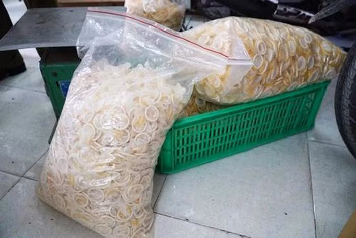 Bao cao su gia va gel boi tron tron hoa chat: Hiem hoa khon luong