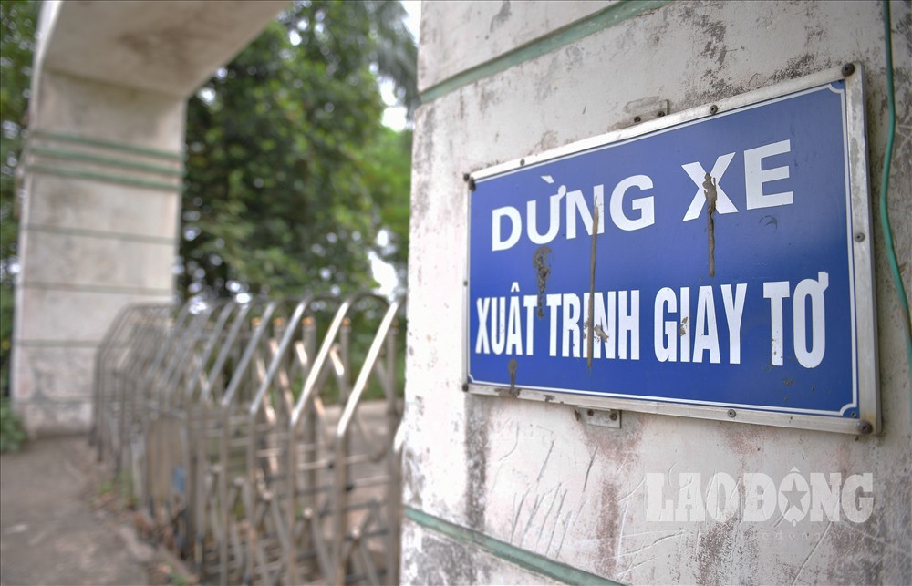 Những biển báo dựng lên nhưng chưa một lần phát huy tác dụng.