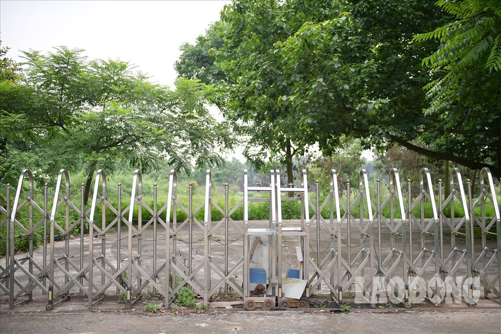 Những cánh cổng luôn được khoá lại và đến nay chúng cũng chỉ là đống phế liệu.