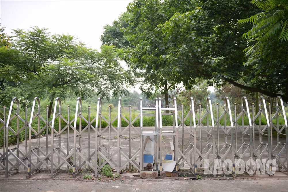 Những cánh cổng luôn được khoá lại và đến nay chúng cũng chỉ là đống phế liệu.