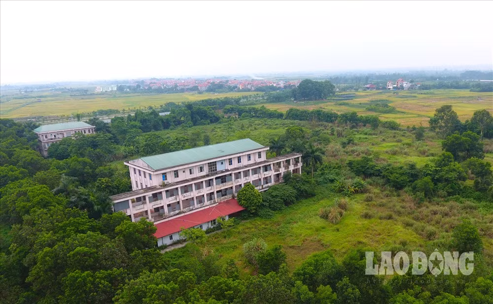 Hiện nay, toàn bộ diện tích này gần như bị bỏ hoang, cỏ mọc um tùm, cánh cổng luôn khóa và rào chắn xung quanh, các công trình, tòa nhà phục vụ khám chữa bệnh trước đây không được sử dụng, gây lãng phí quỹ đất và cơ sở hạ tầng nghiêm trọng.