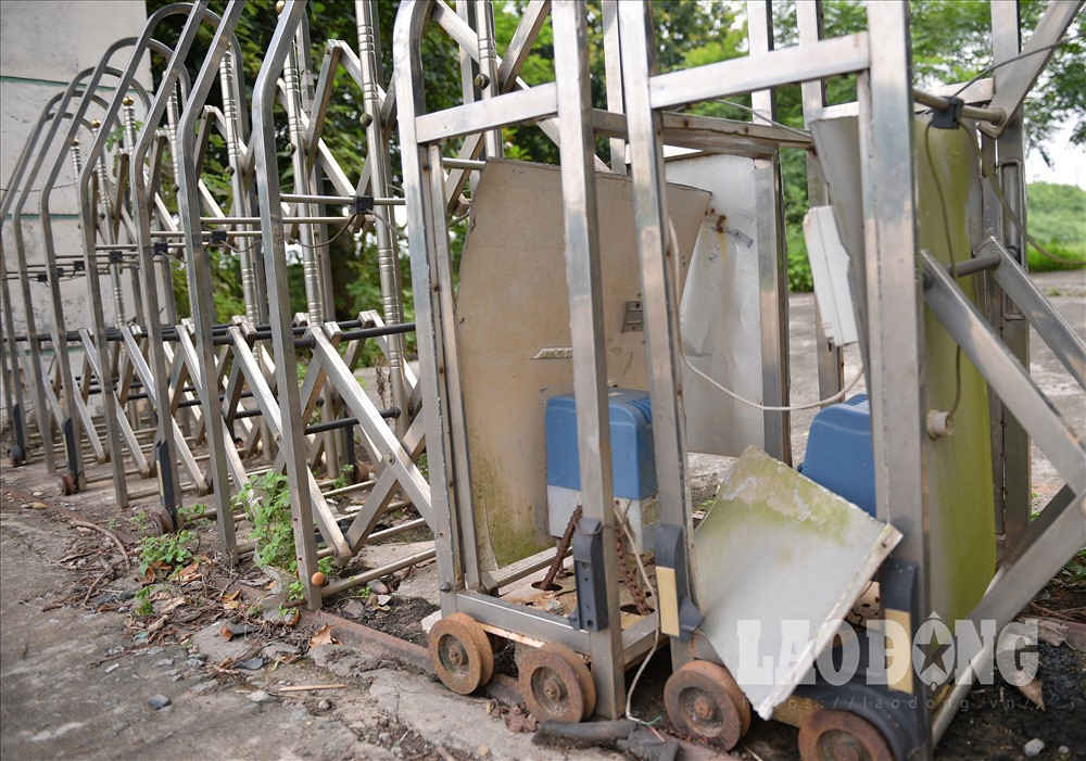 Những hạng mục lớn nhỏ vì không được sử dụng, bảo quản nên dẫn đến hoen gỉ, bong tróc và xuống cấp.