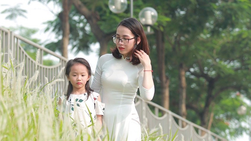 Nhiều người thích thú vẻ đẹp hàng lau đã tranh thủ đến chụp ảnh để lưu giữ lại.