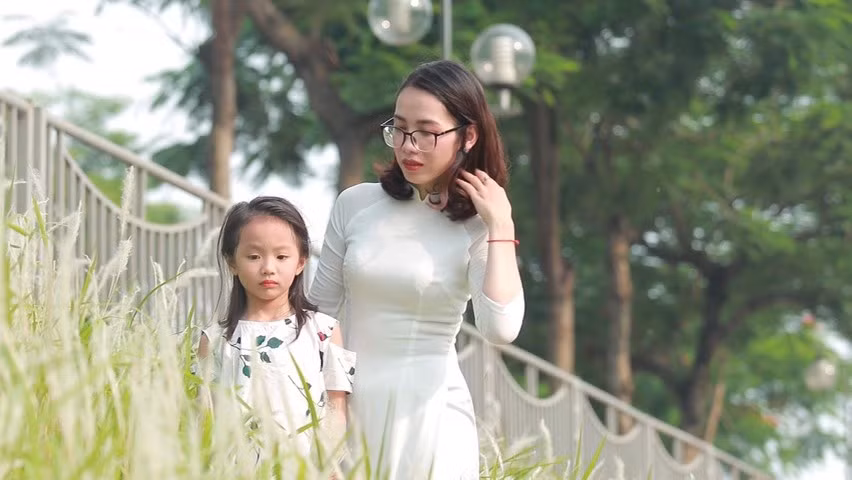 Nhiều người thích thú vẻ đẹp hàng lau đã tranh thủ đến chụp ảnh để lưu giữ lại.