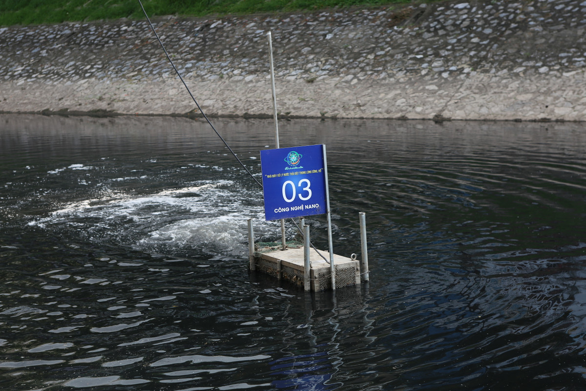 Từ khi Hà Nội thí điểm đặt máy làm sạch nước ở một đoạn sông Tô Lịch, dòng sông đã bất mùi hôi thối và trong xanh hơn.