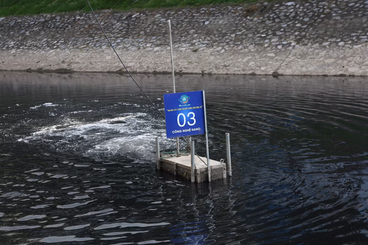 Từ khi Hà Nội thí điểm đặt máy làm sạch nước ở một đoạn sông Tô Lịch, dòng sông đã bất mùi hôi thối và trong xanh hơn.