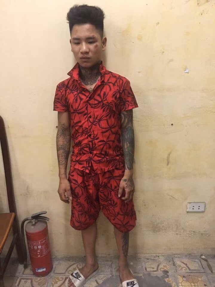 Trần Văn Phương sau đó đã bị khống chế, đưa về cơ quan công an để giải quyết.