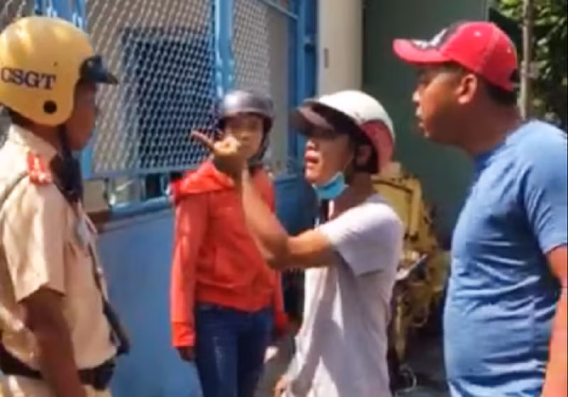 Ngày 27/3, tổ công tác Đội CSGT-TT Công an TP Biên Hòa phát hiện Hồ Văn Mạnh (28 tuổi, ngụ tỉnh Long An) chạy xe máy chở theo một phụ nữ nhưng không gắn gương chiếu hậu nên ra hiệu dừng xe, lập biên bản xử phạt. Mạnh không hợp tác với CSGT mà còn la lối, chửi bới CSGT, thậm chí còn cùng người nhà tấn công CSGT khiến một số chiến sĩ bị thương.