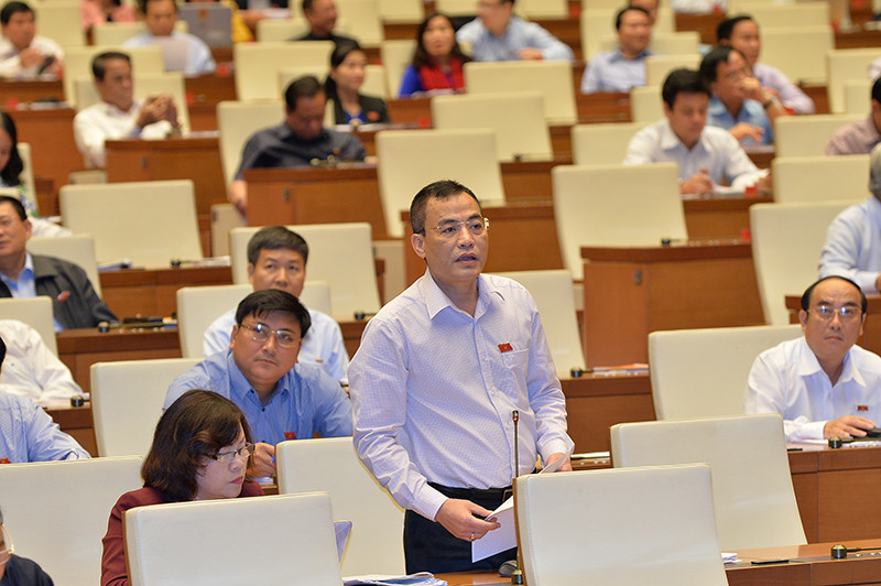 Đại biểu Trần Văn Minh (Quảng Ninh) đưa ra vấn đề dự án đường sắt Cát Linh - Hà Đông kéo dài do tổng thầu không thực hiện đúng cam kết để chất vấn Bộ trưởng Bộ GTVT Nguyễn Văn Thể: “Tôi thấy điều này rất khó chấp nhận. Tại sao ta cứ phải phụ thuộc mãi vào tổng thầu như vậy?”.