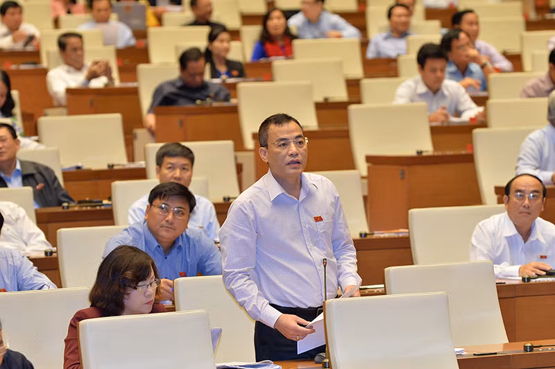 Đại biểu Trần Văn Minh (Quảng Ninh) đưa ra vấn đề dự án đường sắt Cát Linh - Hà Đông kéo dài do tổng thầu không thực hiện đúng cam kết để chất vấn Bộ trưởng Bộ GTVT Nguyễn Văn Thể: “Tôi thấy điều này rất khó chấp nhận. Tại sao ta cứ phải phụ thuộc mãi vào tổng thầu như vậy?”.