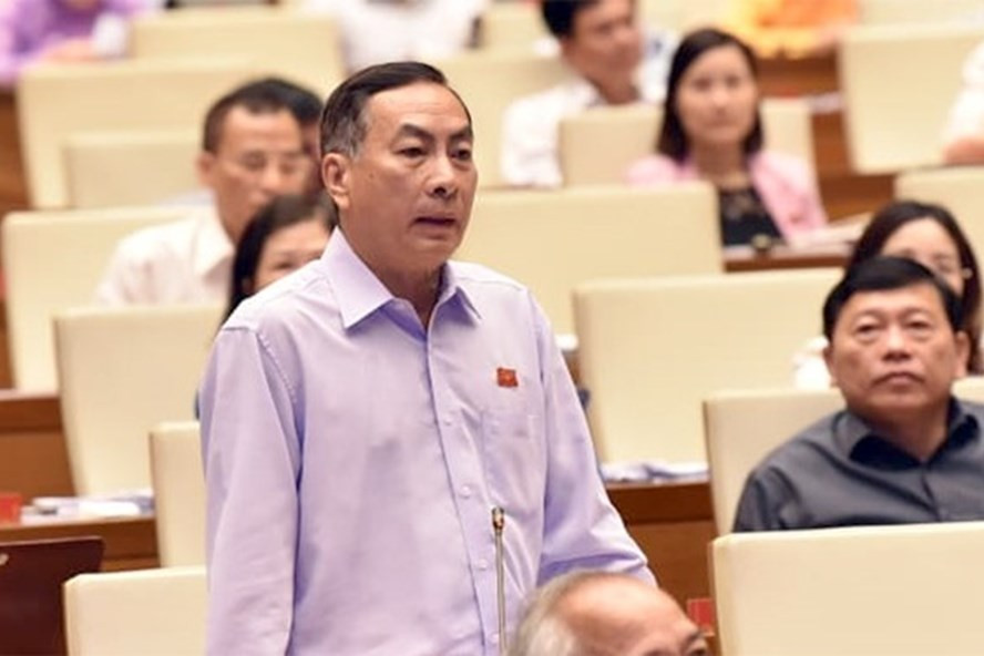 Chất vấn Bộ trưởng Xây dựng, đại biểu Phạm Văn Hòa (Đồng Tháp) đặt câu hỏi "có nên quy hoạch hàng nghìn hec ta xây công trình tâm linh?". ĐB Hòa cũng nêu thực tế vẫn chưa rạch ròi giữa khu đất dành cho tâm linh và đất thương mại dịch vụ, sau này có thể biến tướng do điều chỉnh quy hoạch.