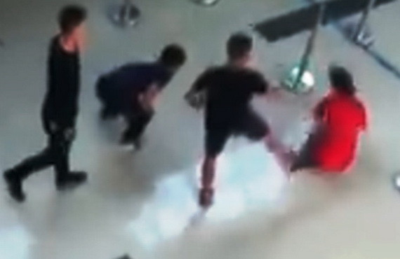 Khach say ruou xuc pham, hanh hung nhan vien san bay Tho Xuan