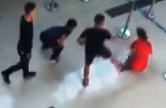 Khach say ruou xuc pham, hanh hung nhan vien san bay Tho Xuan