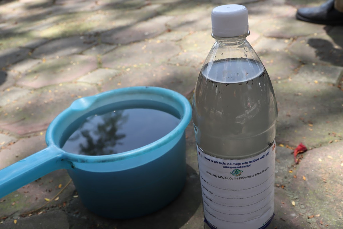 Hai mẫu thử được TS. Kubo Jun lấy tại khu vực đặt máy công nghệ làm sạch Nano - Bioreactor đặt trên sông Tô Lịch.
