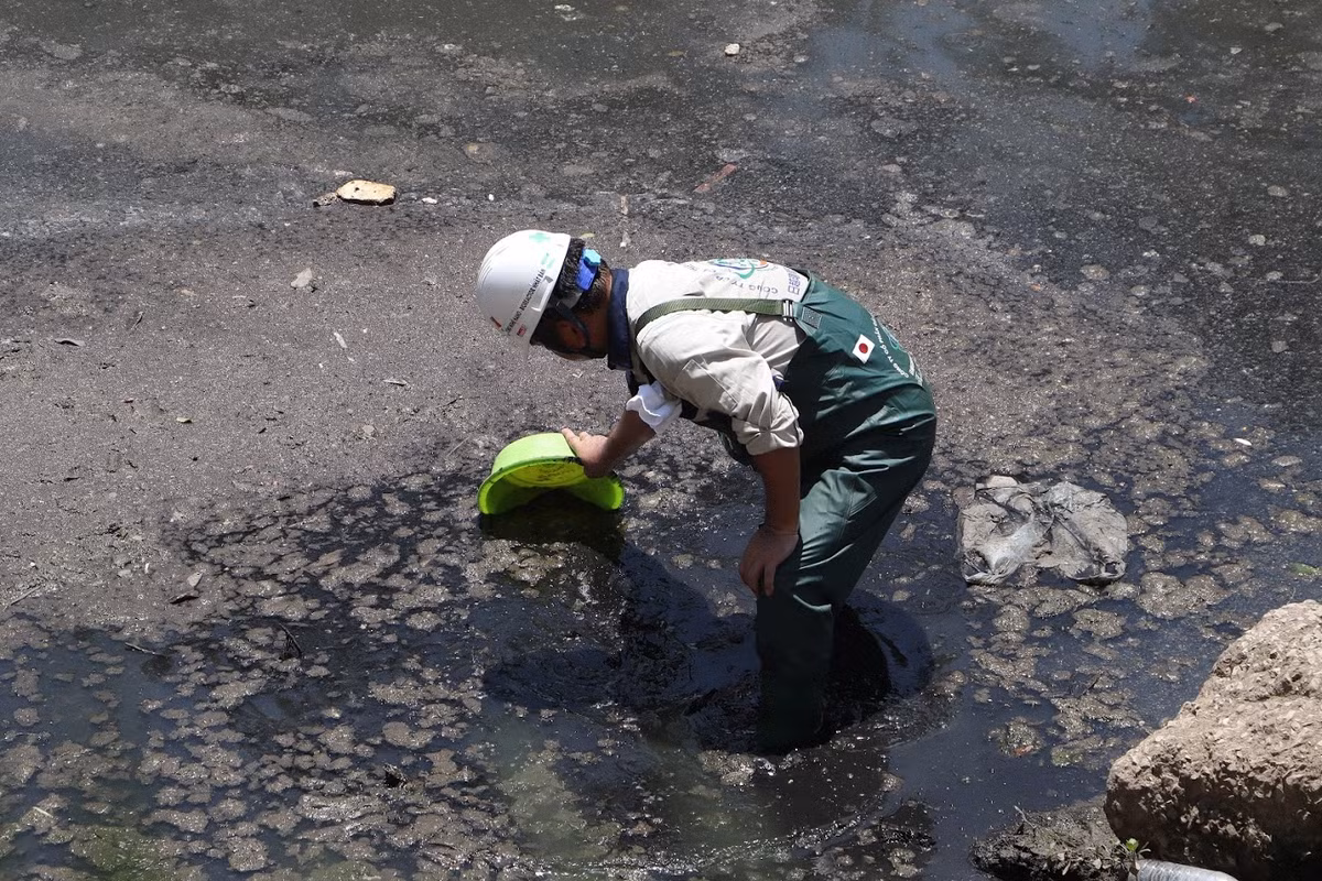 Những chỗ không được đặt máy, màu nước đen kịt cùng mùi hôi thối vẫn rất khó chịu.