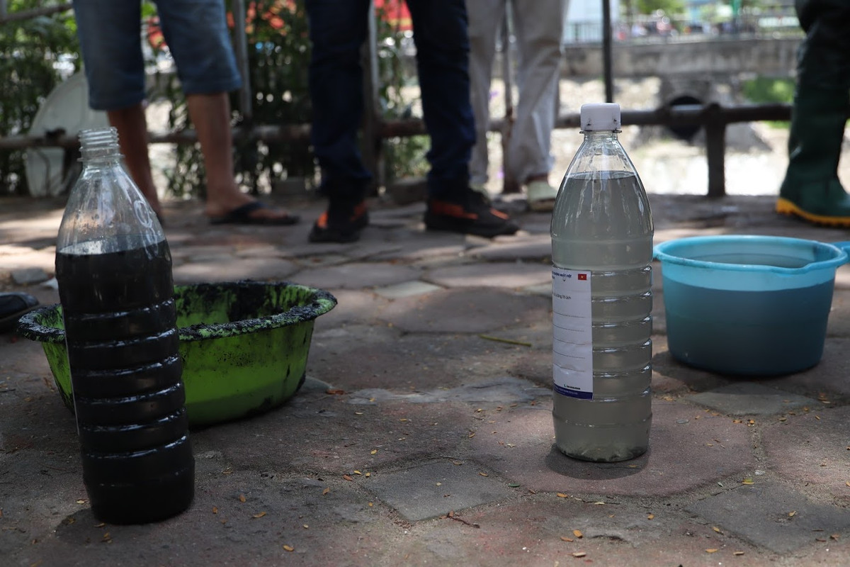 Ông Kubo Jun lần lượt lấy mẫu nước, bùn ở đoạn sông Tô Lịch chưa được xử lý và ở đoạn sau xử lý rồi để so sánh. Có 2 tiêu chí được ông nhắc tới là độ trong của nước lớp mặt và độ dày của lớp bùn tầng đáy.