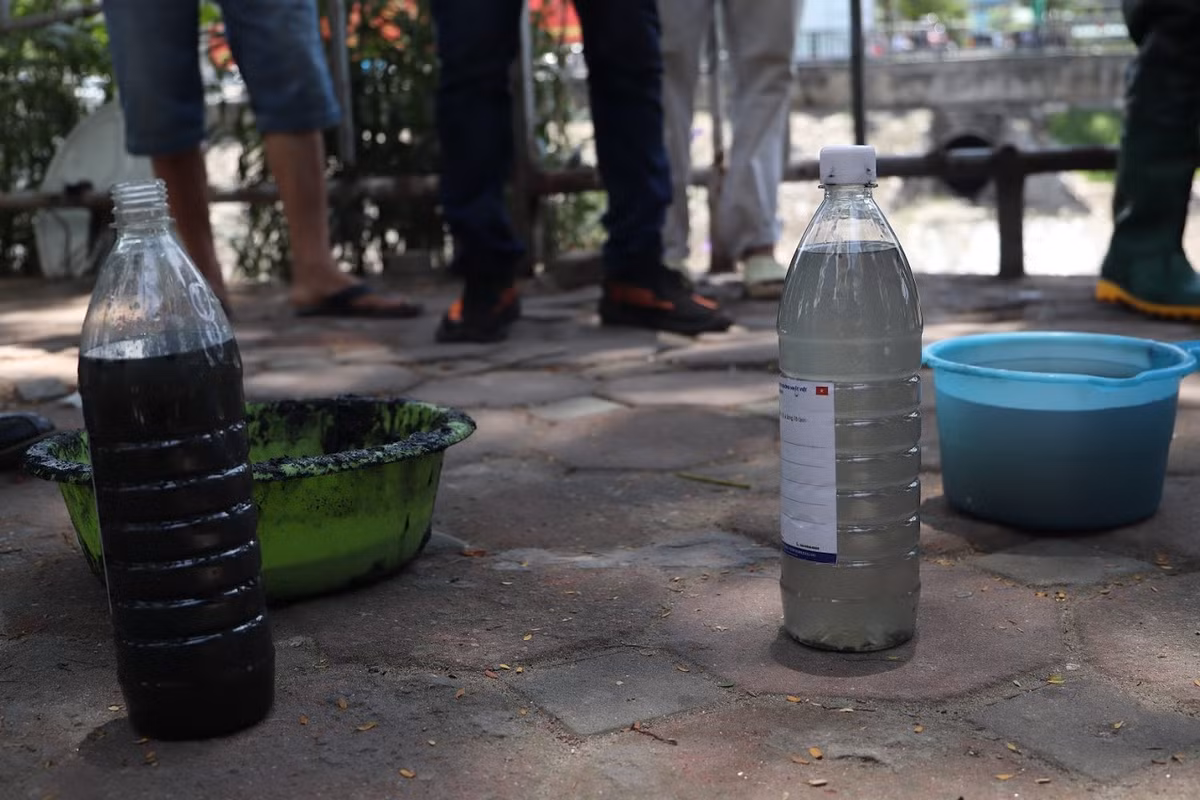 Ông Kubo Jun lần lượt lấy mẫu nước, bùn ở đoạn sông Tô Lịch chưa được xử lý và ở đoạn sau xử lý rồi để so sánh. Có 2 tiêu chí được ông nhắc tới là độ trong của nước lớp mặt và độ dày của lớp bùn tầng đáy.