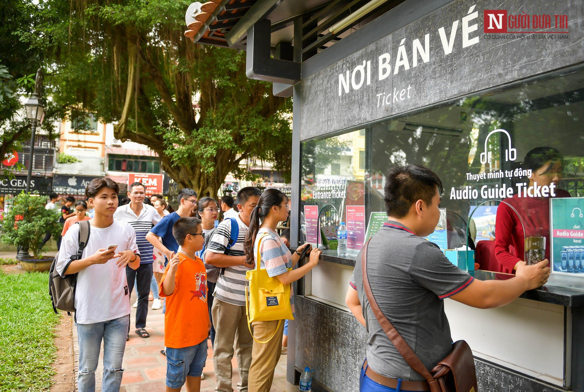 Đến trưa tại phòng vé, lượng sĩ tử cùng bạn bè, người thân vẫn tấp nập đổ về Văn Miếu - Quốc Tử Giám cầu thi tốt, đỗ đạt trước thềm kì thi THPT Quốc. (Ảnh: Người đưa tin)