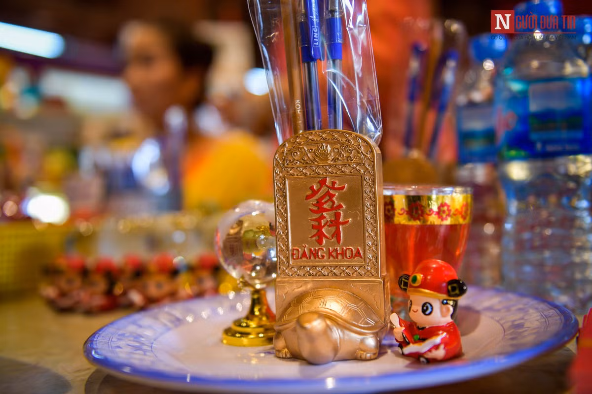 Đồ lễ với tượng trạng nguyên, bia tiến sĩ, bút trạng nguyên. (Ảnh: Người đưa tin)