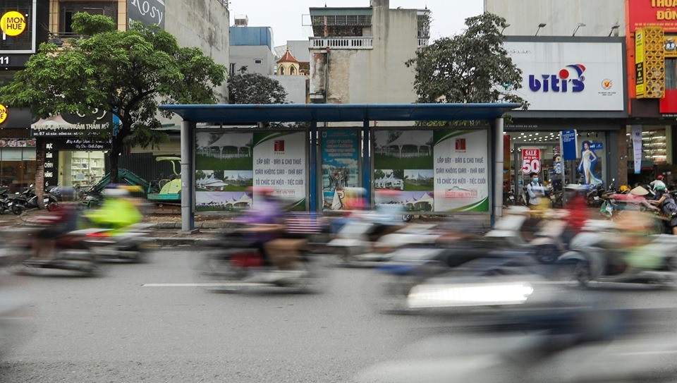 Tram xe buyt “lac loi” giua dong xe tap nap tren con duong 700 ti dong-Hinh-2