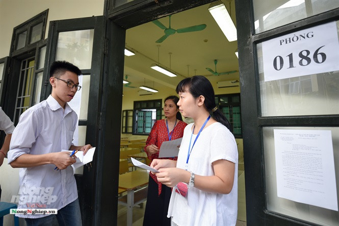 Các thí sinh sẽ nhận phòng, chỗ ngồi và nghe lại phổ biến quy chế lần cuối trước khi bắt đầu làm bài thi. (Ảnh: Tùng Đinh/ Nông thôn)