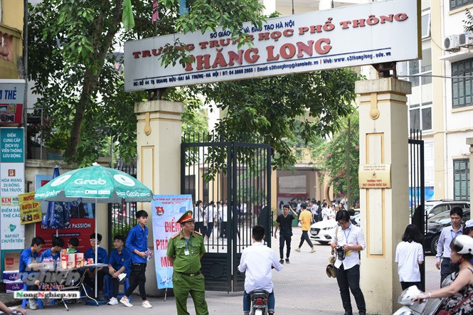 Sáng 25/6, tại điểm thi THPT Thăng Long, lực lượng an ninh, công an có mặt từ sớm đảm bảo an toàn cho kỳ thi. (Ảnh: Tùng Đinh/ Nông thôn)