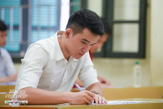 Kỳ thi diễn ra với 5 bài thi, gồm 3 bài thi độc lập là Toán, Ngữ văn, Ngoại ngữ và 2 bài thi tổ hợp. (Ảnh: Tùng Đinh/ Nông thôn)