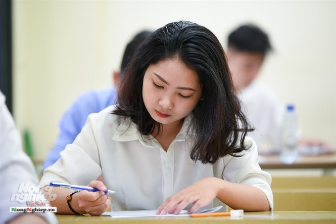 Trước khi nhận đề, các thí sinh hoàn thiện các thủ tục cá nhân. (Ảnh: Tùng Đinh/ Nông thôn)