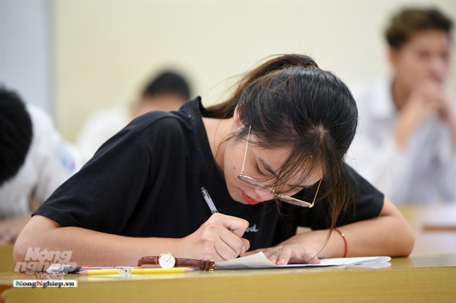 Bài thi Ngữ Văn sẽ kéo dài 120 phút, kết thúc vào 9h35 sáng 25/6. (Ảnh: Tùng Đinh/ Nông thôn)