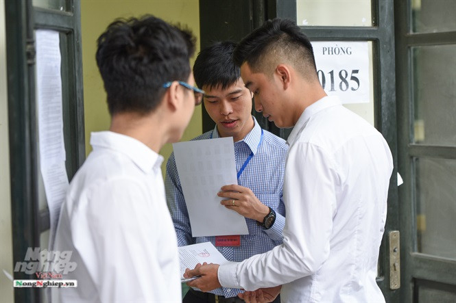 Các giám thị không quên nhắc thí sinh tắt nguồn và đưa điện thoại ra khỏi phòng thi, tránh trường hợp vi phạm quy chế đáng tiếc. (Ảnh: Tùng Đinh/ Nông thôn)